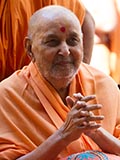  Swamishri bids 'Jai Swaminarayan' to sadhus