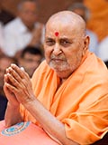  Swamishri bids 'Jai Swaminarayan' to devotees
