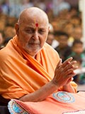  Swamishri bids 'Jai Swaminarayan' to devotees