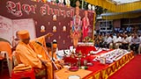  Pujya Doctor Swami delivers a discourse
