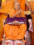  Swamishri bids 'Jai Swaminarayan' to devotees