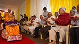  Swamishri bids 'Jai Swaminarayan' to devotees
