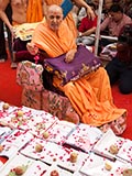  Swamishri sanctifies account books