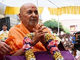  Senior sadhus honor Swamishri with a garland