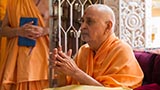  Swamishri bids 'Jai Swaminarayan' to sadhus beneath the mandir dome
