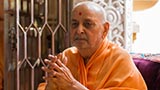 Swamishri bids 'Jai Swaminarayan' to sadhus