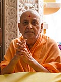  Swamishri bids 'Jai Swaminarayan' to sadhus