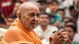  Swamishri bids 'Jai Swaminarayan' to devotees