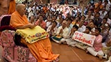  Devotees doing darshan of Swamishri