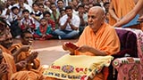  Swamishri holds a lamp in his hand