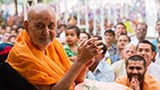  Swamishri bids 'Jai Swaminarayan' to devotees