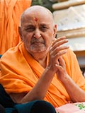  Swamishri bids 'Jai Swaminarayan' to devotees