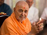  Swamishri bids 'Jai Swaminarayan' to devotees