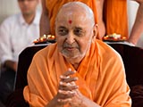  Swamishri bids 'Jai Swaminarayan' to devotees