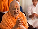  Swamishri bids 'Jai Swaminarayan' to devotees