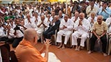 Devotees doing darshan of Swamishri
