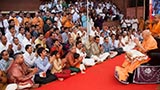  Devotees doing darshan of Swamishri