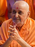  Swamishri bids 'Jai Swaminarayan' to devotees