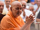  Swamishri bids 'Jai Swaminarayan' to devotees