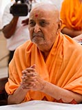  Swamishri engrossed in darshan