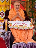  Swamishri bids 'Jai Swaminarayan' to sadhus 