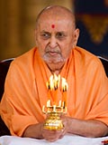  Swamishri performs annakut arti