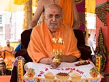  Swamishri performs annakut arti