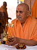  Swamishri performs annakut arti