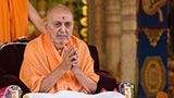  Swamishri bids 'Jai Swaminarayan' to sadhus and devotees