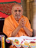  Swamishri bids 'Jai Swaminarayan' to sadhus and devotees