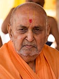  Swamishri bids 'Jai Swaminarayan' to sadhus and devotees