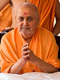  Swamishri bids 'Jai Swaminarayan' to sadhus and devotees