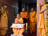  Swamishri arrives in the New Year satsang assembly
