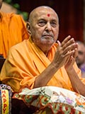  Swamishri bids 'Jai Swaminarayan' to all