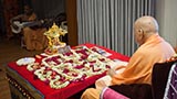  Swamishri performs his morning puja
