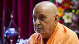 Swamishri performs his morning puja