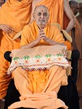  HH Pramukh Swami Maharaj greets devotees with 'Jai Swaminarayan'