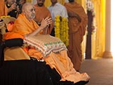 Swamishri greets devotees with 'Jai Swaminarayan' 