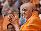  Swamishri bids 'Jai Swaminarayan' to sadhus