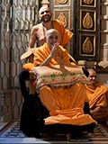  Swamishri bids 'Jai Swaminarayan' to sadhus
