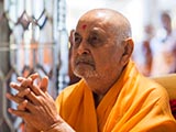  Swamishri engrossed in darshan