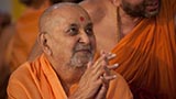  HH Pramukh Swami Maharaj greets devotees with 'Jai Swaminarayan'