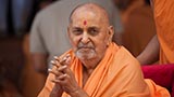  Swamishri greets devotees with 'Jai Swaminarayan'