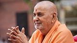  Swamishri greets devotees with 'Jai Swaminarayan'