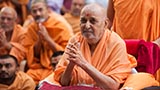  Swamishri greets devotees with 'Jai Swaminarayan'