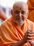  Swamishri greets devotees with 'Jai Swaminarayan'