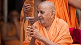  Swamishri greets devotees with 'Jai Swaminarayan'