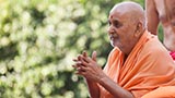  Swamishri greets sadhus with 'Jai Swaminarayan'