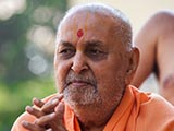  Swamishri greets sadhus with 'Jai Swaminarayan'