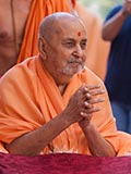  Swamishri greets sadhus with 'Jai Swaminarayan'